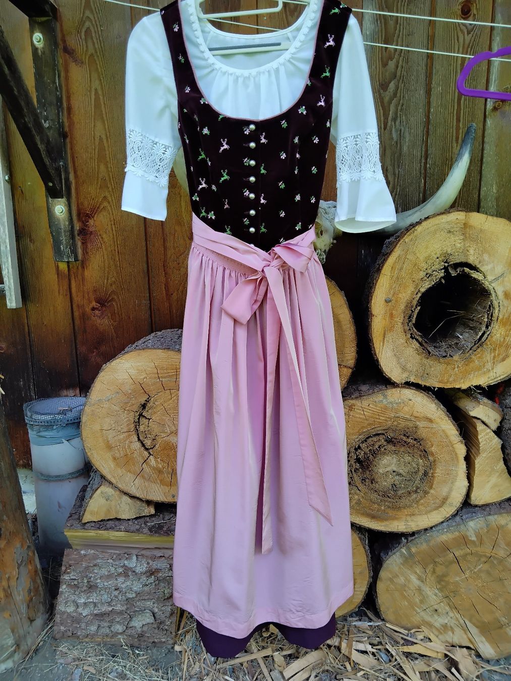 Costumi: Dirndl lang, inkl. Bluse und Schürze – Usato da Saxeten venduto da Hoesi1967 5