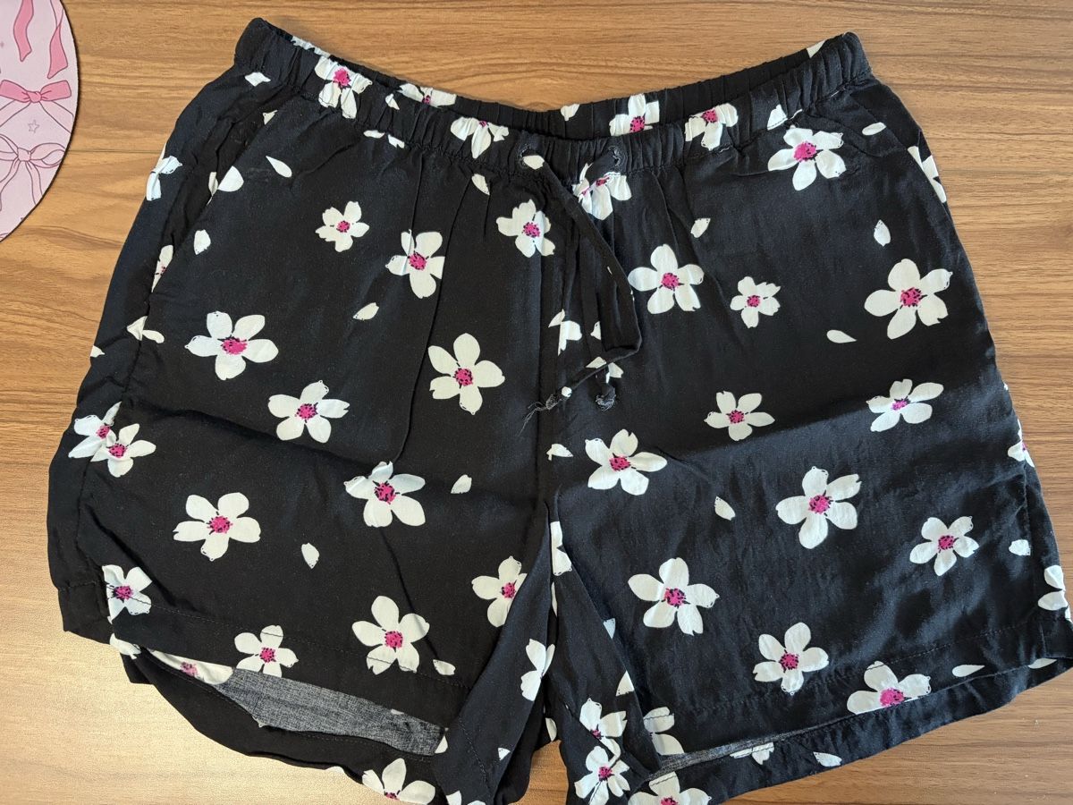Pantaloni: Kurze Hose Blumenmuster schwarz Grösse 34 – Usato da Zumholz venduto da puerro01
