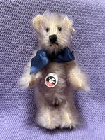 Mutzli Teddybär klein mit blauer Schleife sehr guter Zustand