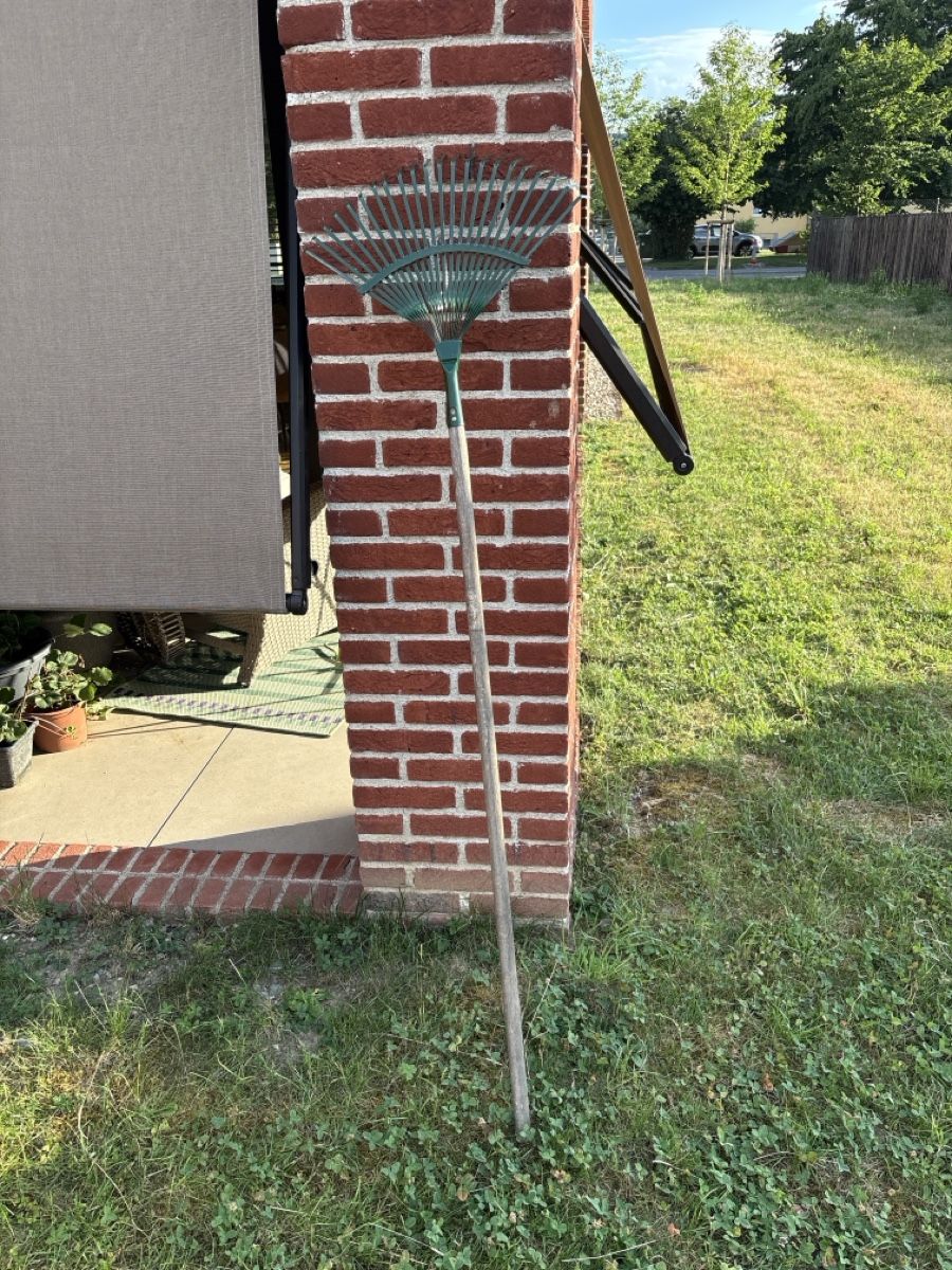 Autres appareils de nettoyage: Leaf Rake metal with wooden handle good condition – D'occasion à Regensdorf par hal_79v6