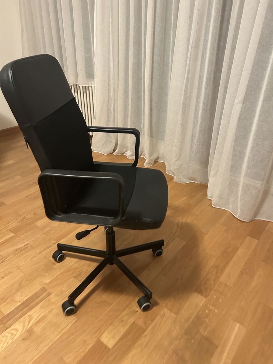 Sedie: Office Chair Black Adjustable Height Good Condition – Usato da Basel venduto da mar_df9j 1