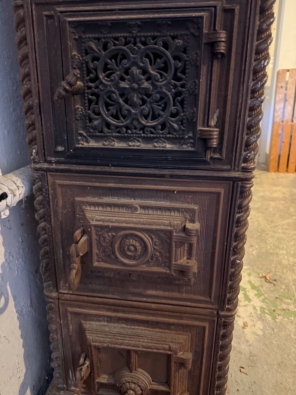 Altri mobili d'antiquariato: Zimmertragofen, Ofen, antik – Usato da Birrwil venduto da martinrutzoefen