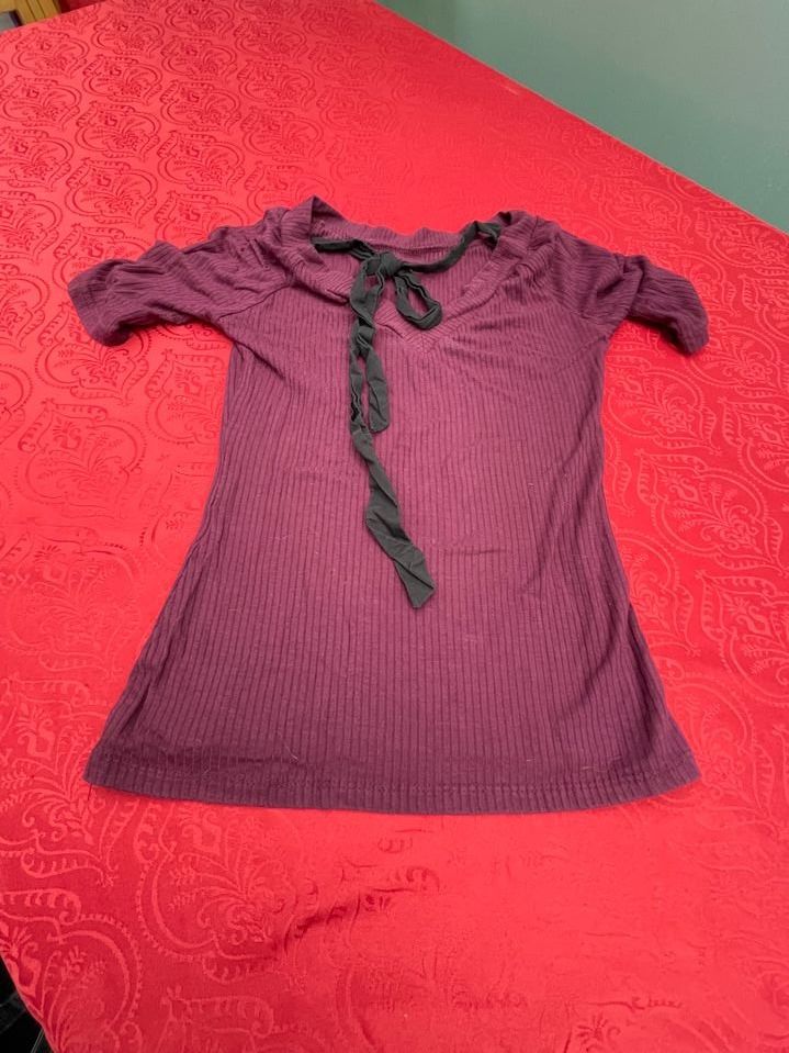 Blusen, T-Shirts & Tops: Mädchen violett Oberteil T-Shirt S – Gebraucht aus Bergdietikon von antovale