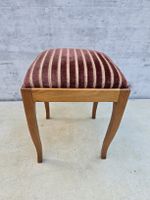 Vintage Hocker aus Holz – bordeaux gestreiftes Polster