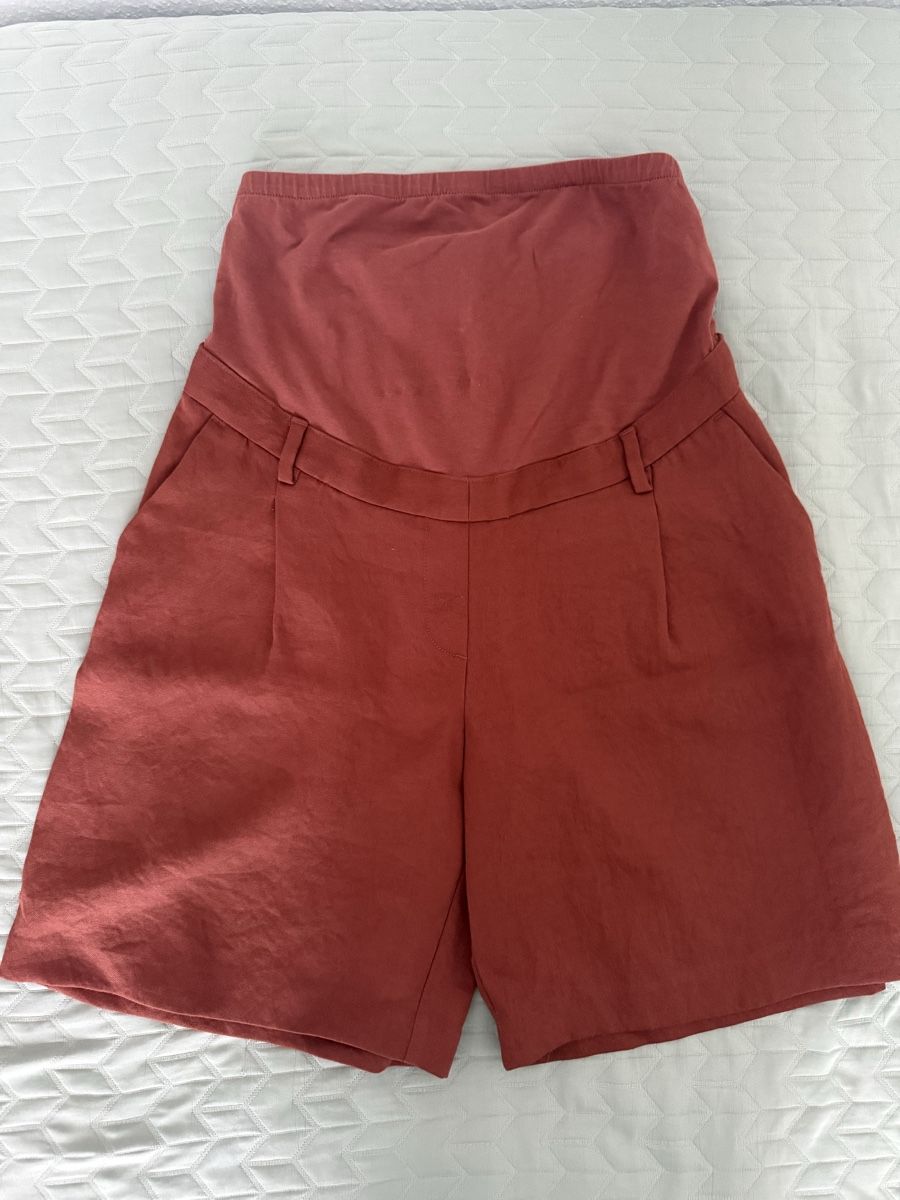 H&M Pantaloni: H&M Mama shorts - Rot, Medium – Usato da Binningen venduto da eli_9psr