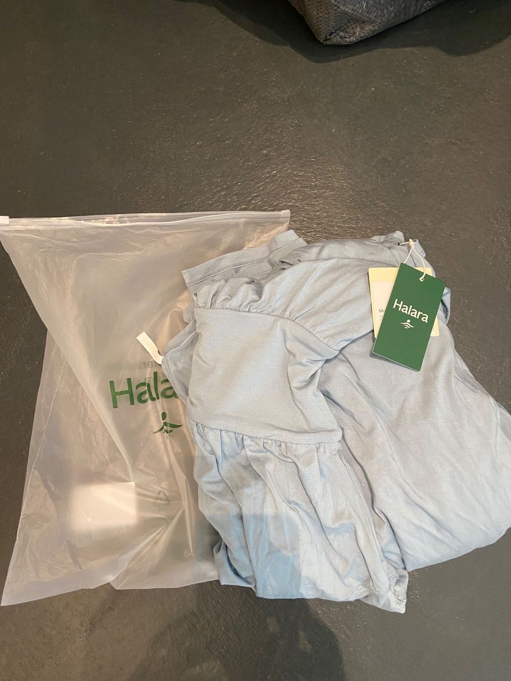 Halara Kleider: Damenkleid Halara hellblau Grösse M NEU – Neu und originalverpackt aus Horw von Mife01 2