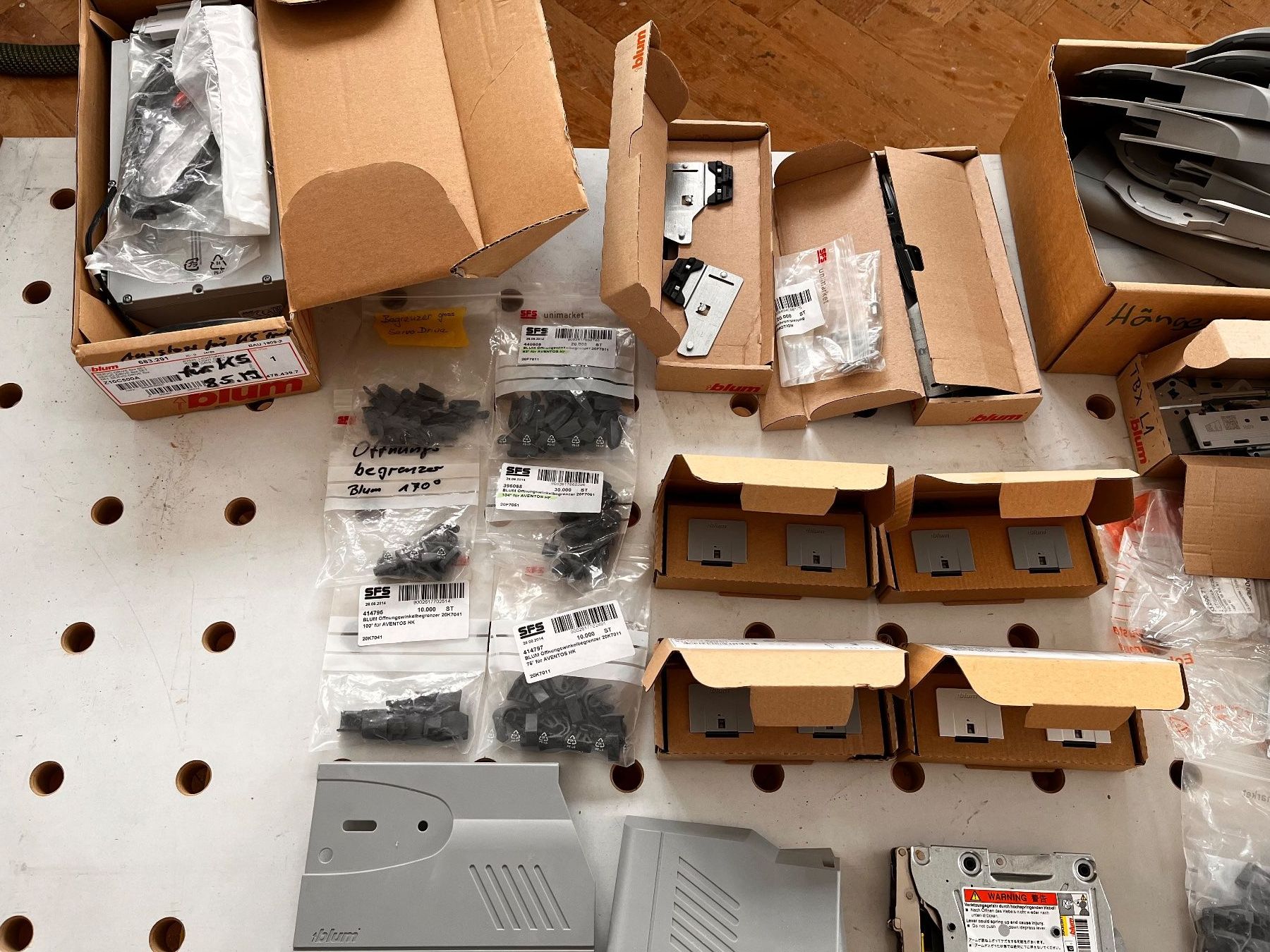 Blum Ferramenta: BLUM Klappensystem Restposten – Nuovo (secondo la descrizione) da Boniswil venduto da Michu5 1