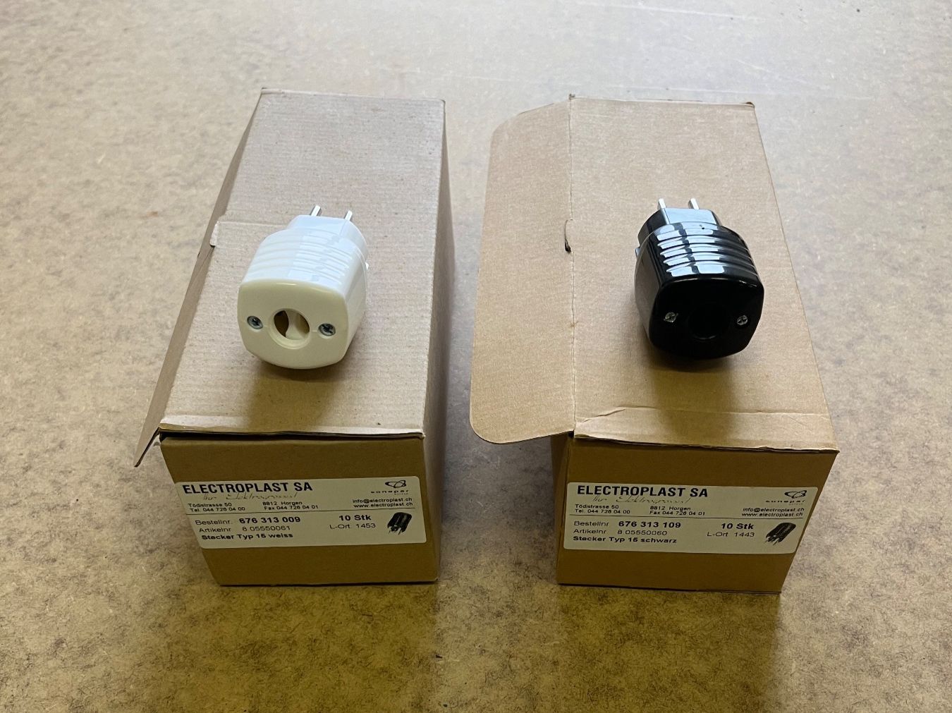 Spine: Stecker Typ 15, 9 x weiss, 9 x schwarz, ELECTROPLAST – Nuovo (secondo la descrizione) da Netstal venduto da spaltflo01