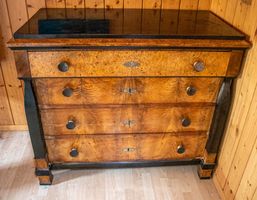 Biedermeier-Kommode, 1. Hälfte 19. Jh., Nussbaum