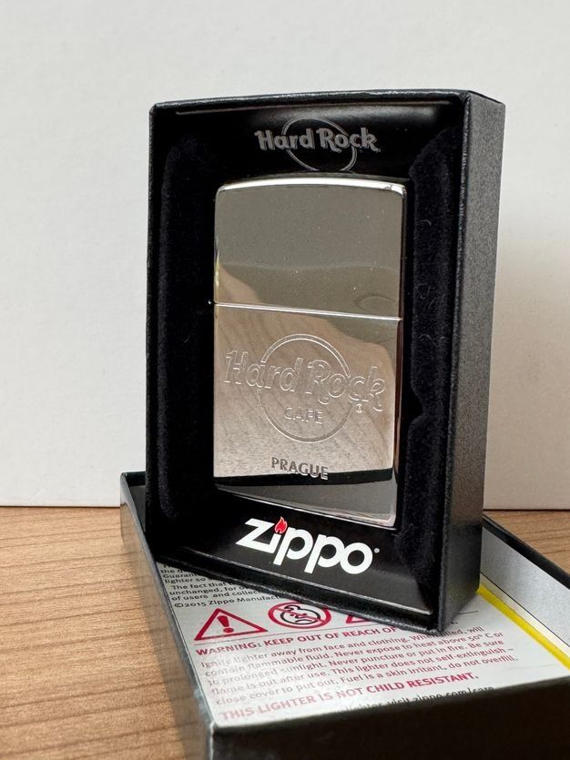 Zippo Accendini: Zippo Lighter Hard Rock Café Prague – Nuovo e nell'imballaggio originale da Wettingen venduto da Cyprus_one