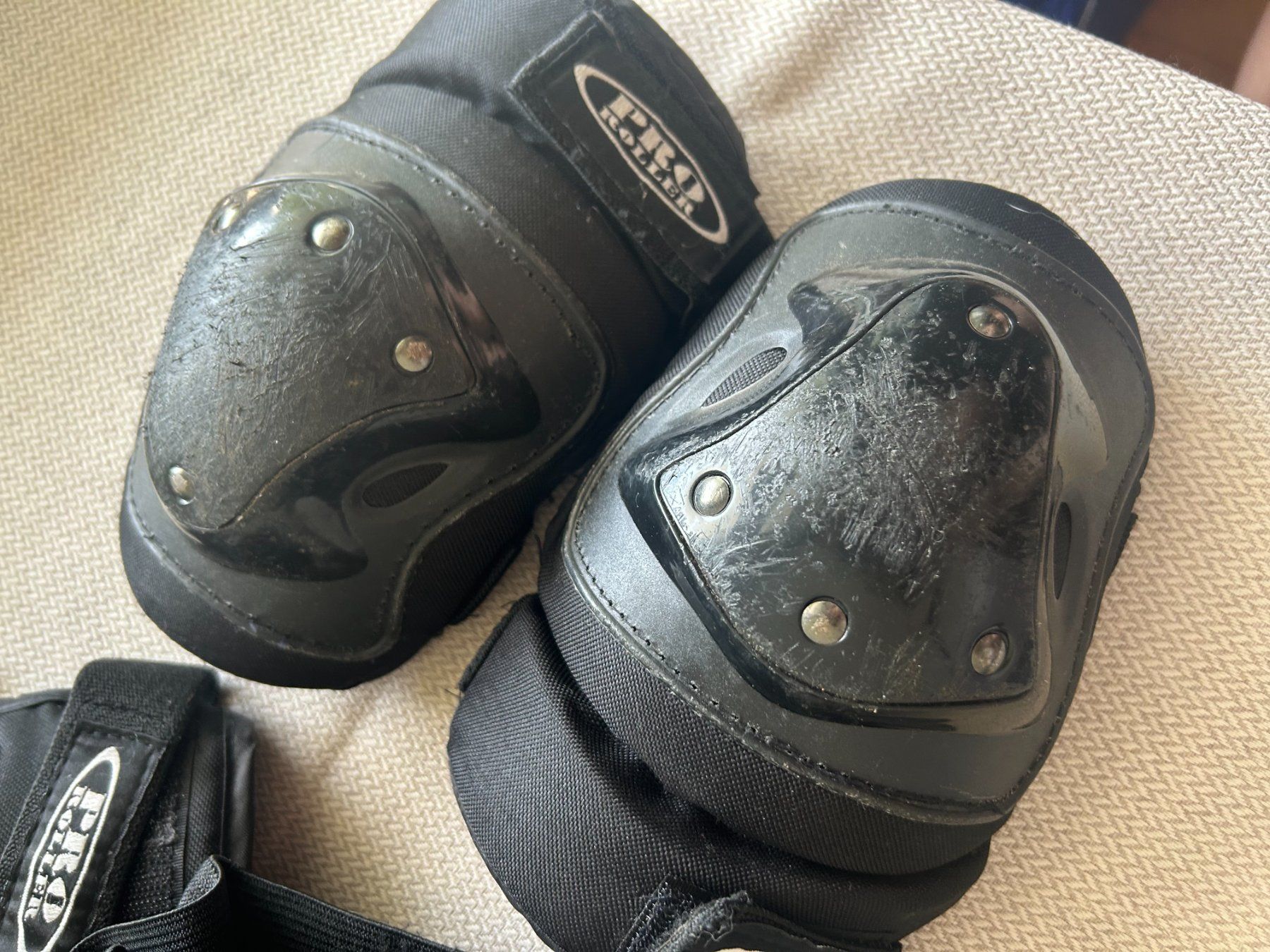 Protections: Schutzset: Knie Ellbogen Handgelenk – D'occasion à Gebenstorf par Musicat01 1