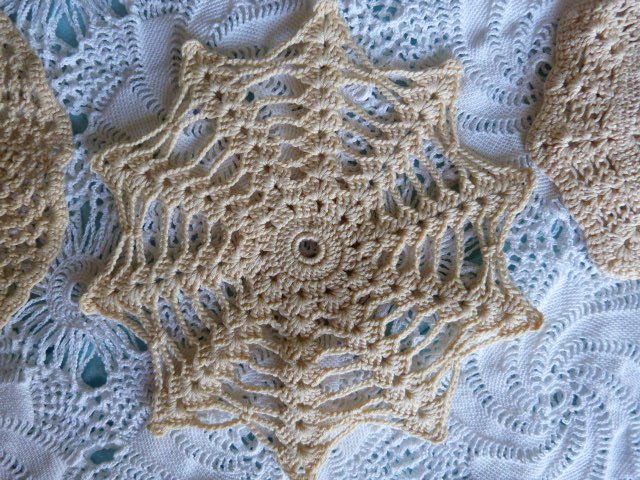 Altra biancheria da tavola: 7 Häkeldeckeli, beige, Handarbeit, Boho-Style – Usato da Nunningen venduto da Ave51 6