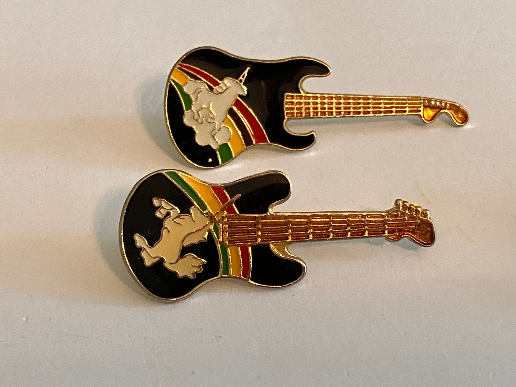 Placchette & Badge: 2 Pin Gitarre mit Einhorn – Usato da Basel venduto da djwwpp