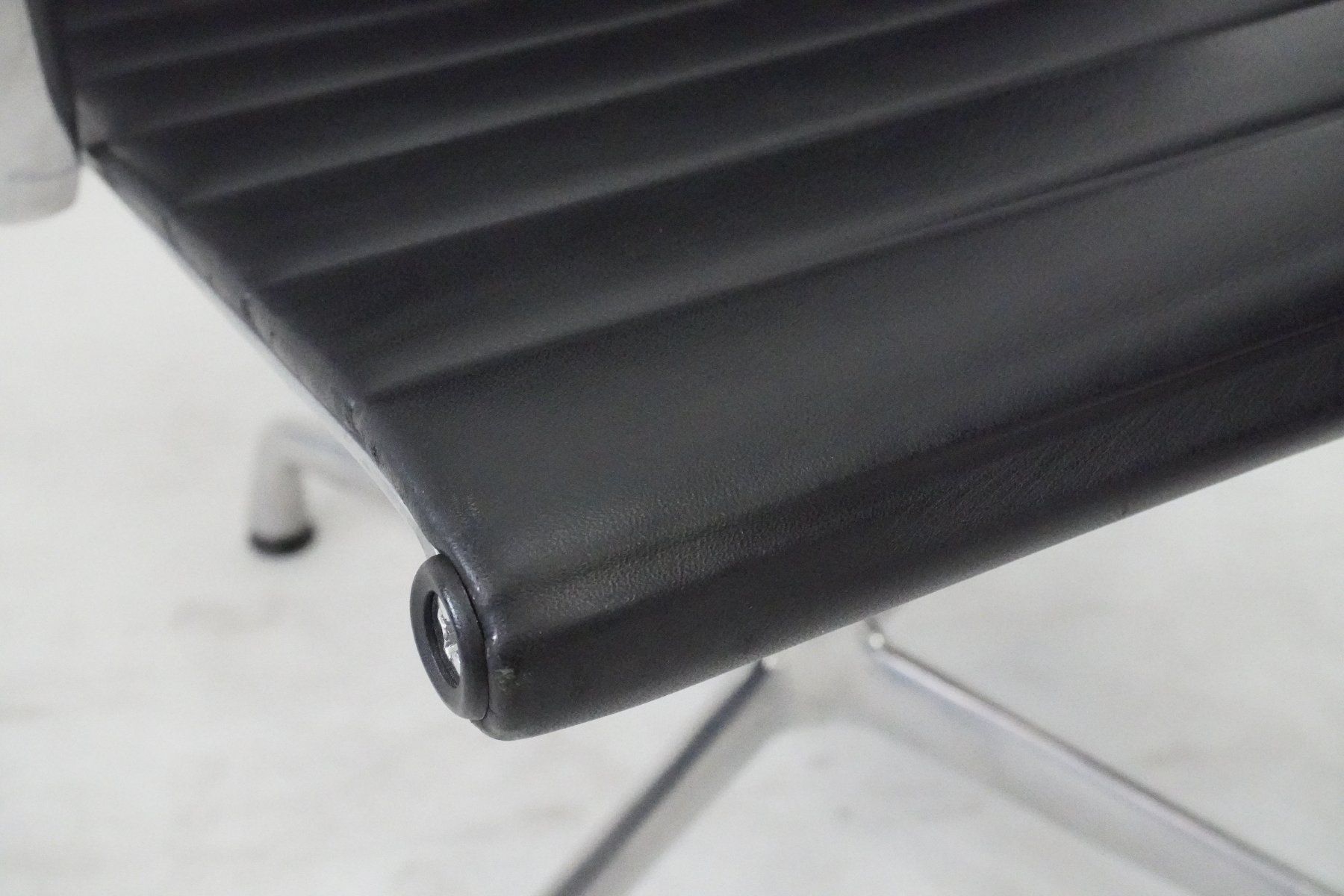 Vitra Stühle: Original Vitra Eames Alu Chair EA108 Leder Designklassiker – Gebraucht aus Bad Zurzach von QLASSIQ 8