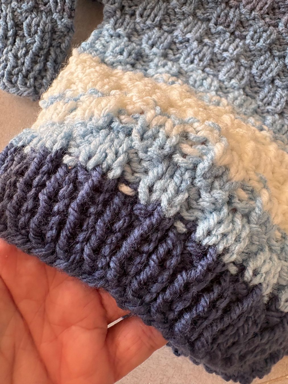 Pulls et sweat-shirts: Gestrickter Pullover Kinder Grösse 56-62 - Handmade – Neuf avec emballage d'origine à Basel par Tierschutz-Flohmi 2