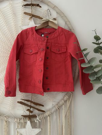 Rote Jeansjacke Gr. 104, ideal für den Frühling!