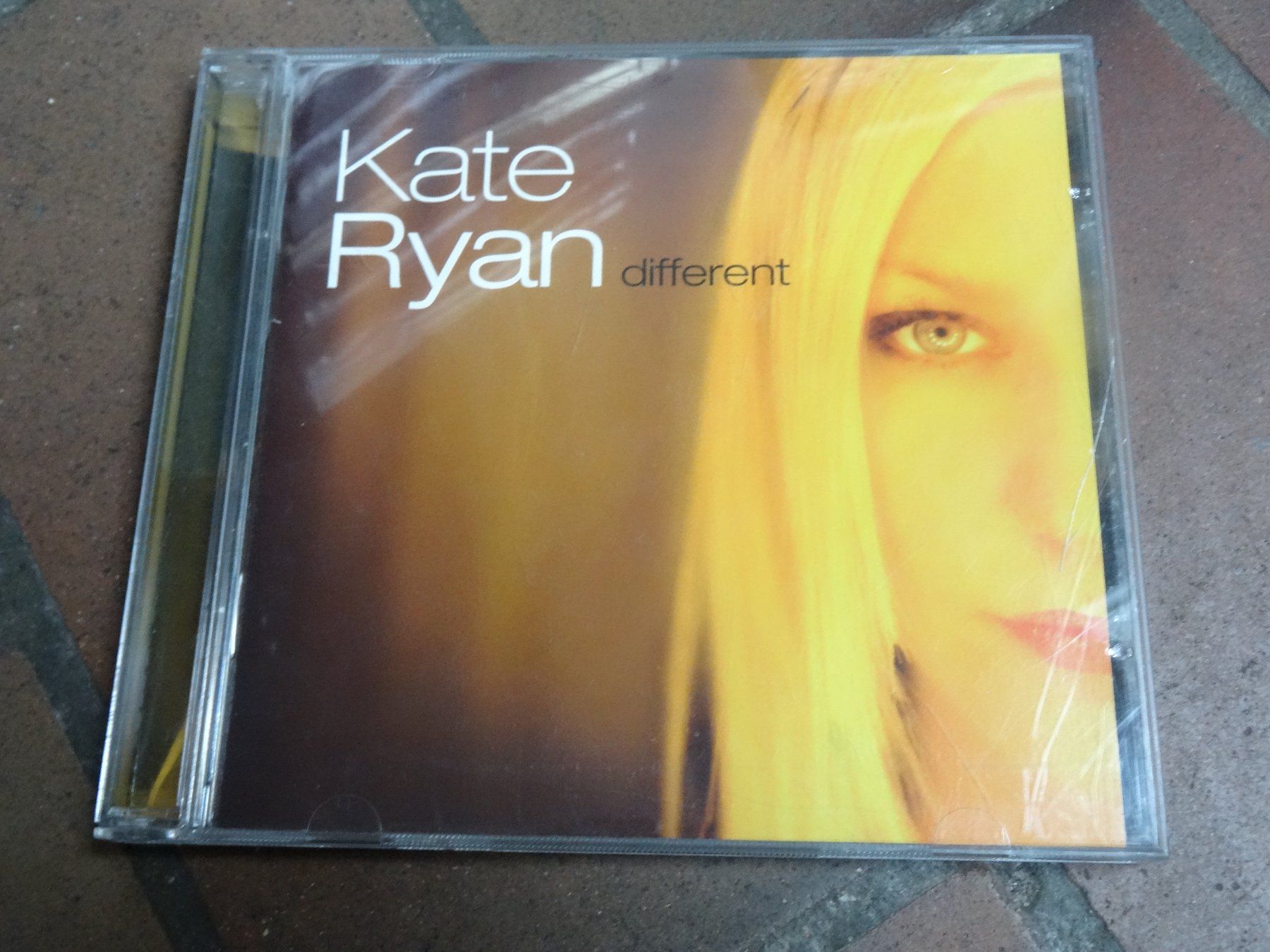 CD: Kate Ryan - Different CD – Usato da Olten venduto da Disc-Ausverkauf
