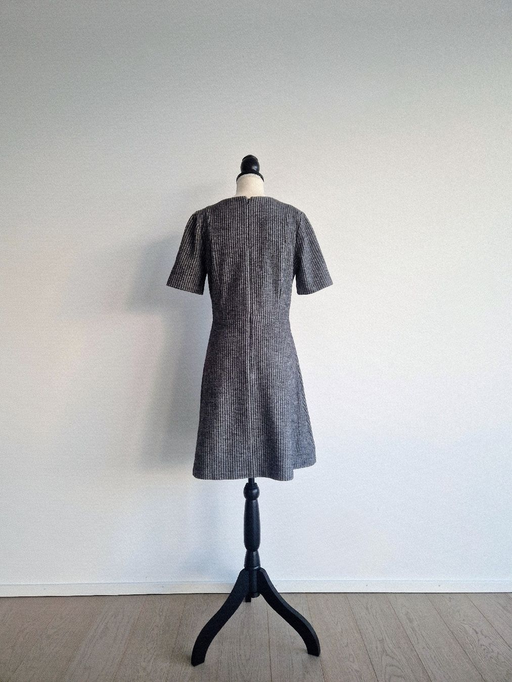 Theory Vestiti: Original Theory Wollkleid – Nuovo (secondo la descrizione) da Horgen venduto da akkohappyshopping 1