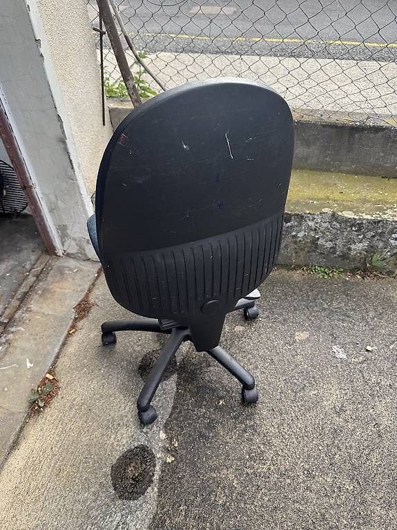 Sedie: Chaise de bureau noire à roulettes  5 CHF – Usato da Bevaix venduto da mic_rdc7 1