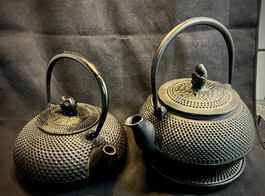 Gusseiserne Teekannen mit div. Tassen