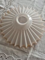abat-jour ancien en opaline plissée