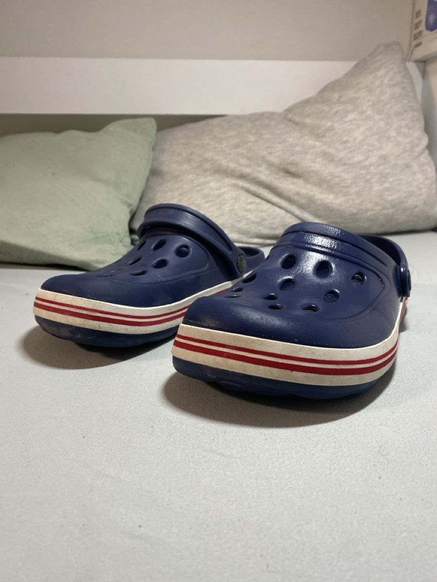 Crocs Chaussures hommes: Claquettes Blue Fin – D'occasion à Onex par dramirezch