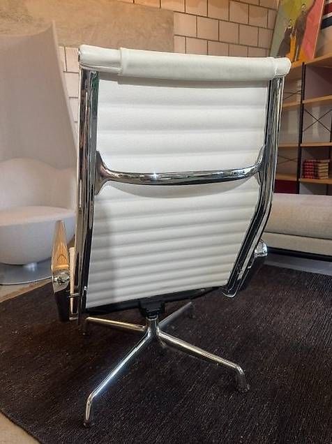 Vitra Sessel: Vitra Eames Aluminium Chair EA 124 – Gebraucht aus Zollikofen von OberliAG 4