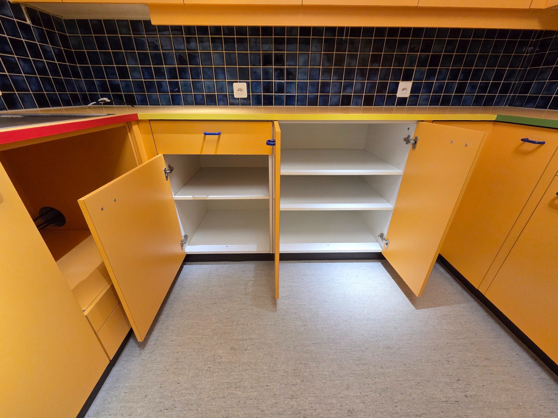 Cucine complete: Gebrauchte Retro Küche, gelb, gut erhalten – Usato da Schüpfheim venduto da Ruedi_73 6