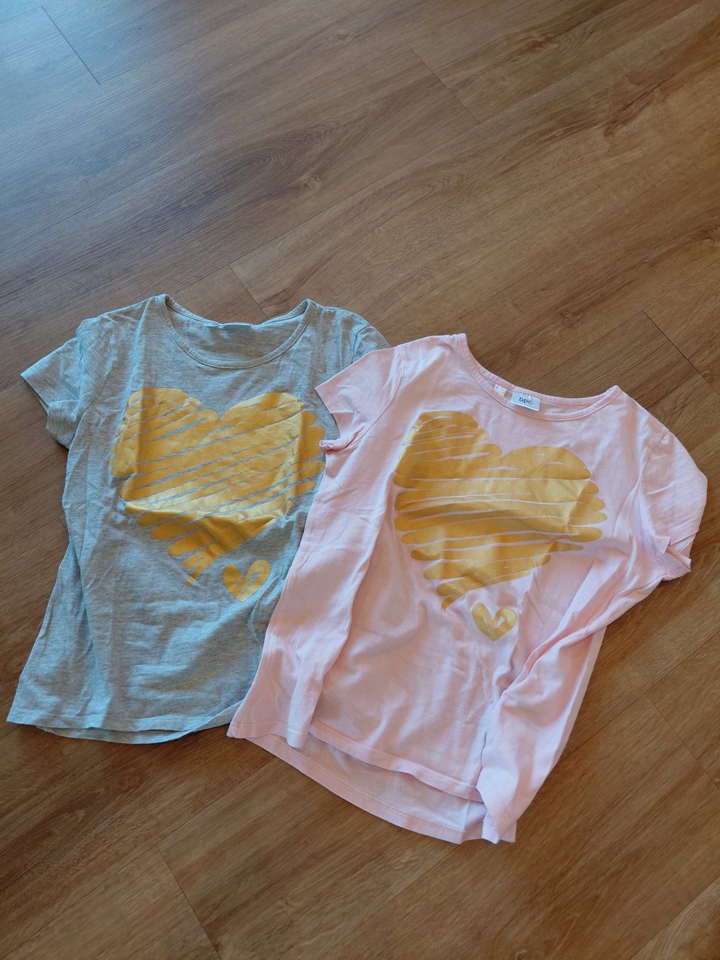 Camicette, T-shirt & Top: 2 T-Shirts mit Herz Muster, Sommer Look – Usato da Roggwil BE venduto da Chrischu83