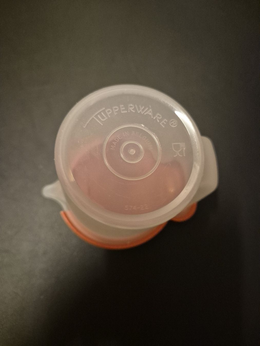 Tupperware Contenitori & Simili: Tupperware Kännchen  klein, orangerot – Usato da Villmergen venduto da MONCHHICHI 3