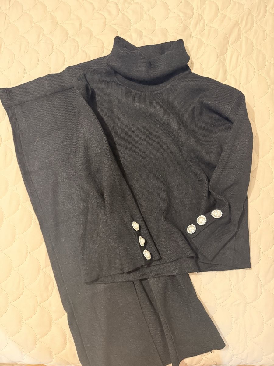 Lotti di vestiti: Rollkragenpullover mit Rock in schwarz , Einheitsgröße – Usato da Wolfenschiessen venduto da Claudia_castro