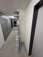 Massives vertikales Bücherregal / Büchersäule aus Metall (Si