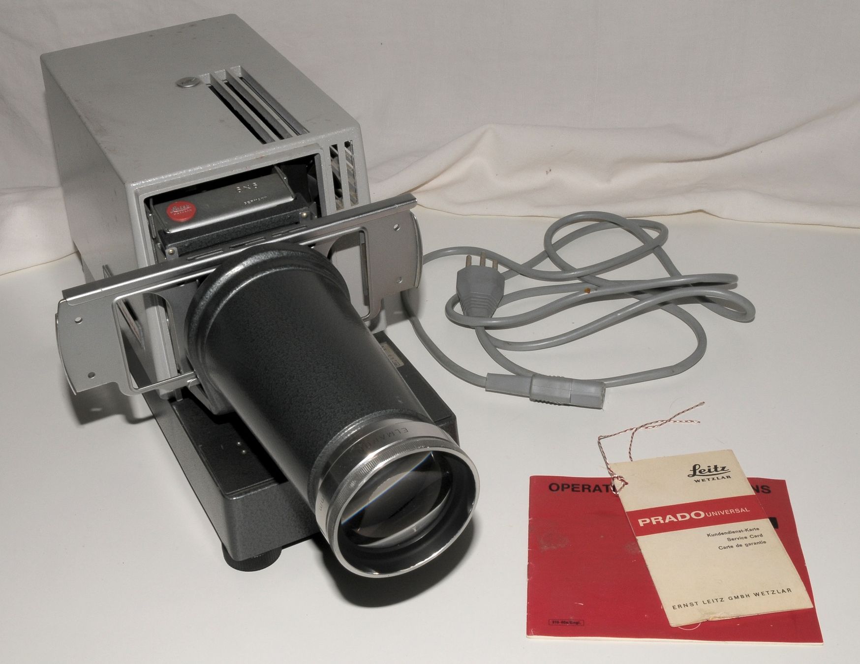 Leica Home Cinema: Leitz Prado Universal 6x6 Mittelformat Projektor  2329/17 – Usato da Bern venduto da Olynon