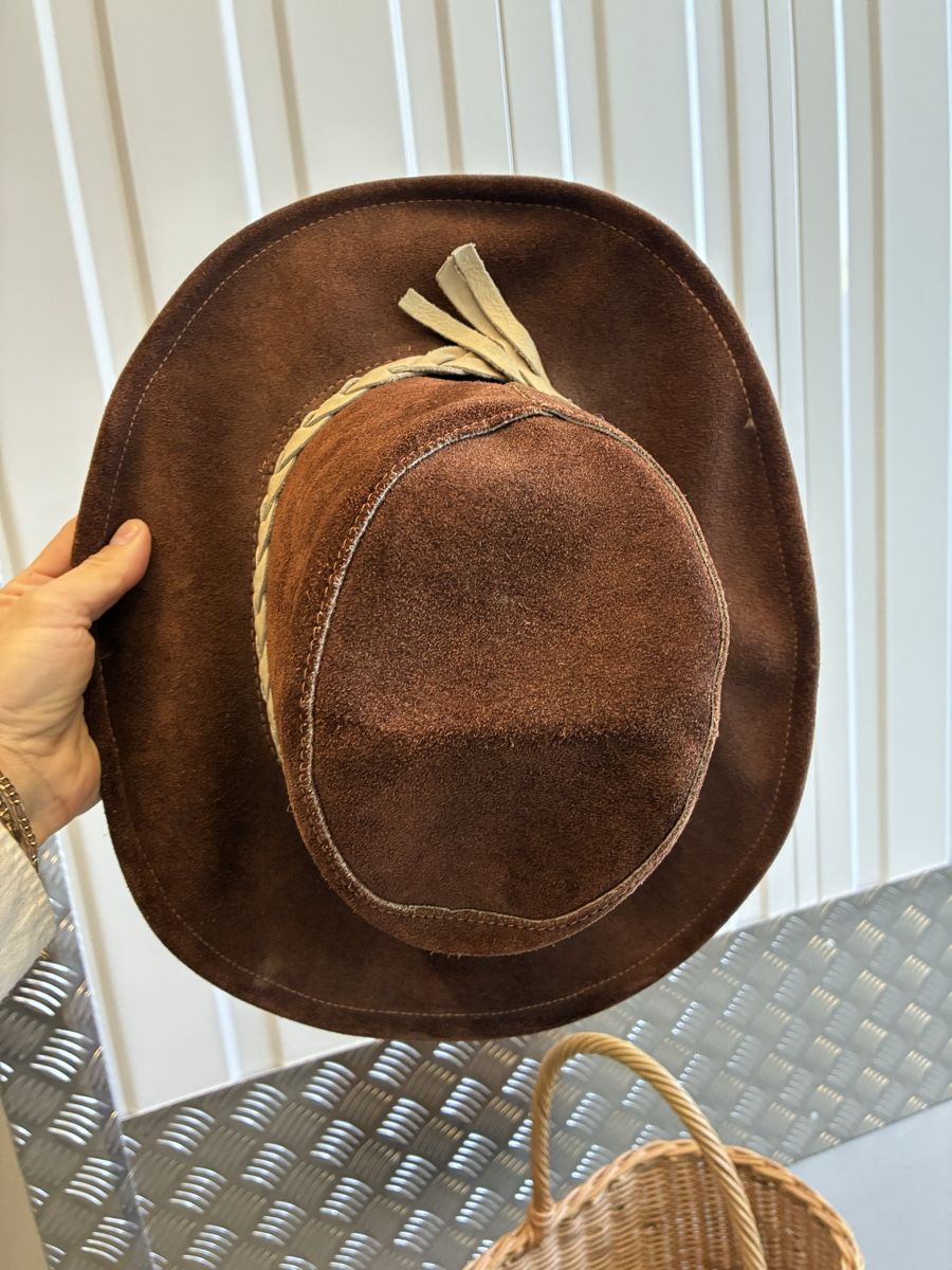 Copricapi, berretti & cappellini: Brauner Cowboyhut aus Wildleder – Usato da Bern venduto da wisemagpie 4