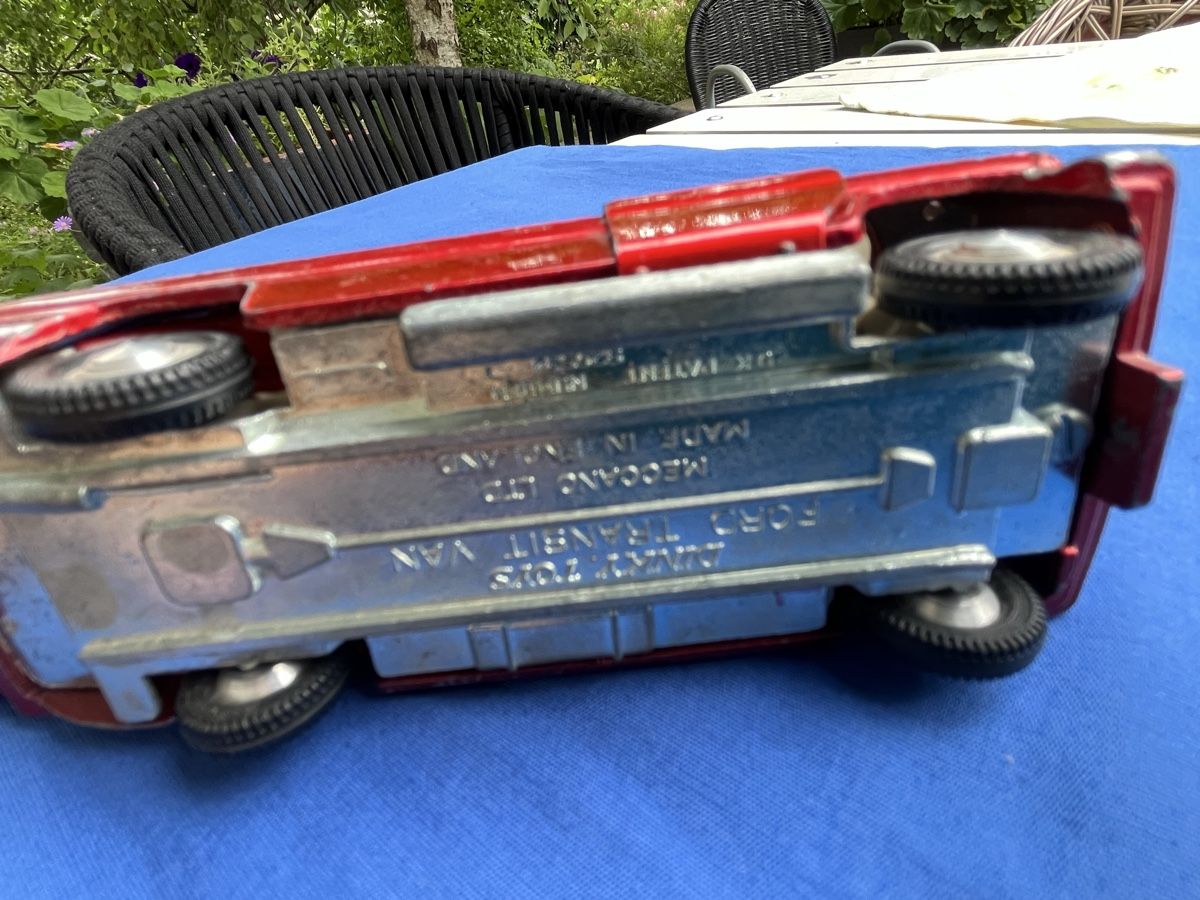 Dinky Toys Modellini d'auto: Dinky Toys Ford Transit Van Feuerwehrauto  – Usato da Romanshorn venduto da Apfelschuss 3