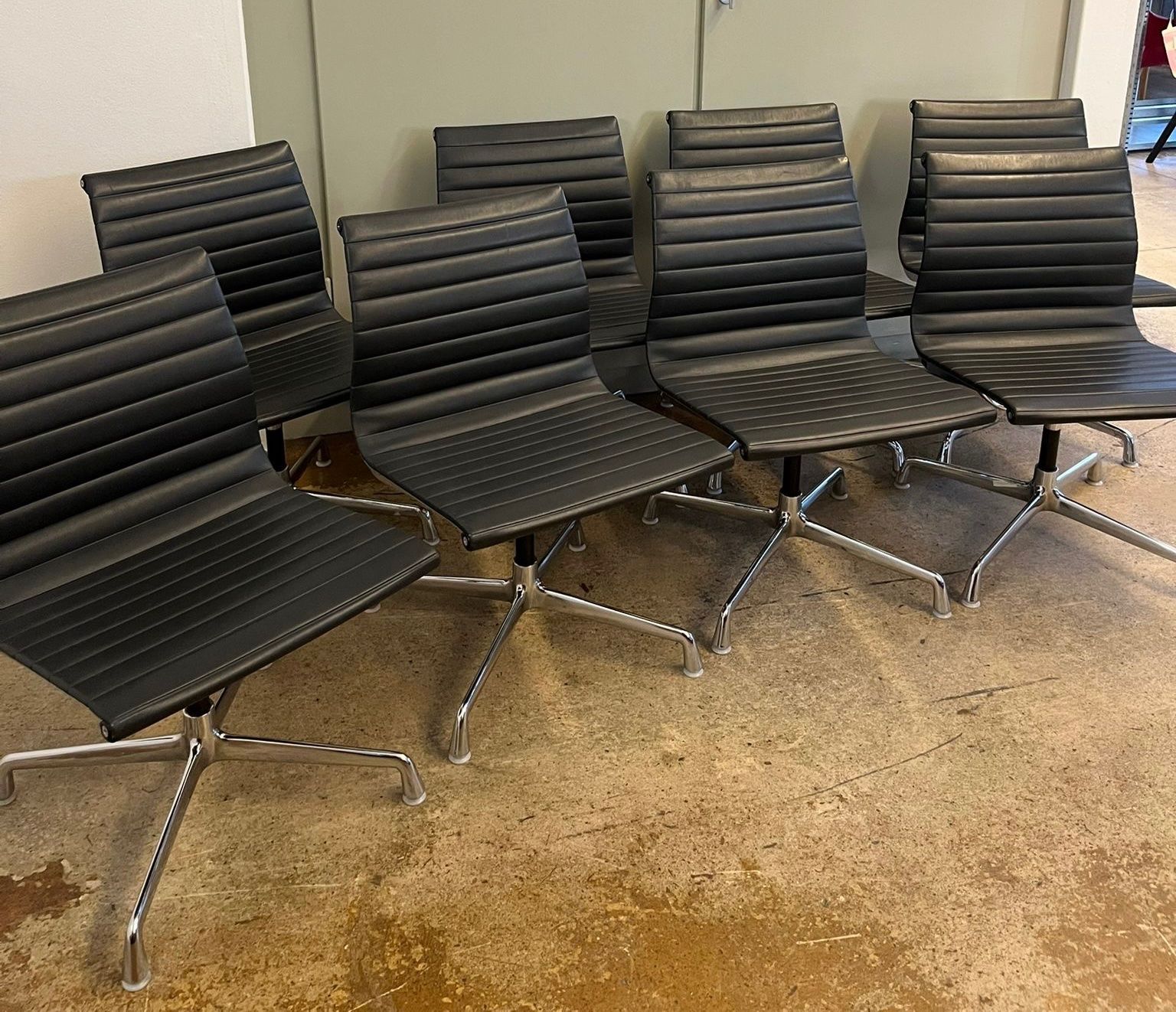 Vitra Sedie: 8 Stück vitra. Aluminium Chairs EA 105_Charles & Ray Eames – Usato da Herisau venduto da playoff15