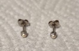 Alte Ohrstecker mit Perlmuttoptik