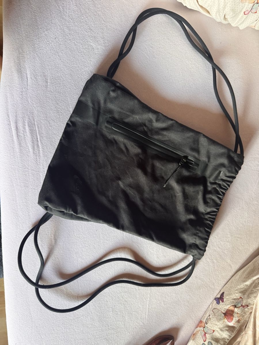 Nike Rucksäcke: Nike Turnbeutel schwarz mit Reissverschluss  – Gebraucht aus Landquart von Happyhippo42
