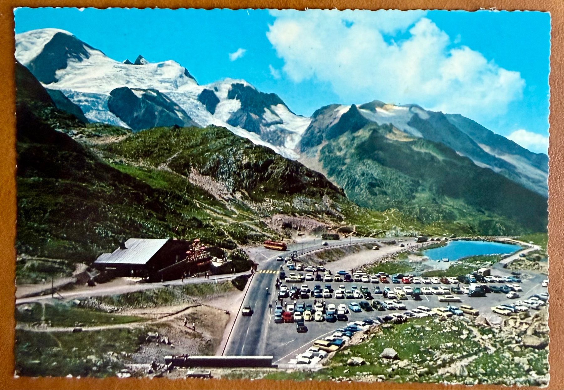Cartoline postali: Sustenstrasse - Sustenpass - Parking auto - AK – Usato da Lutry venduto da Ediego
