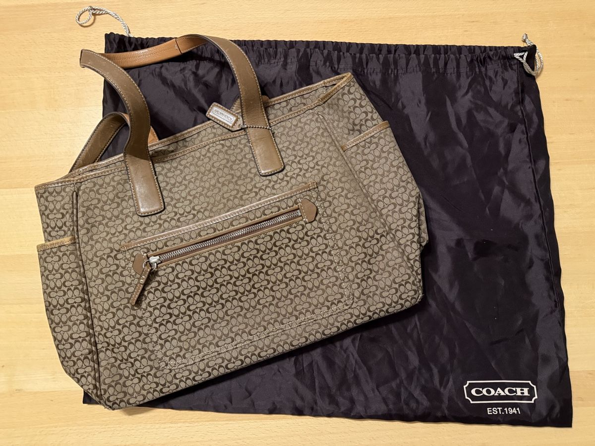 Taschen für Damen: Coach Handtasche Monogramm Muster braun gebraucht – Gebraucht aus Gümligen von elh_2p27