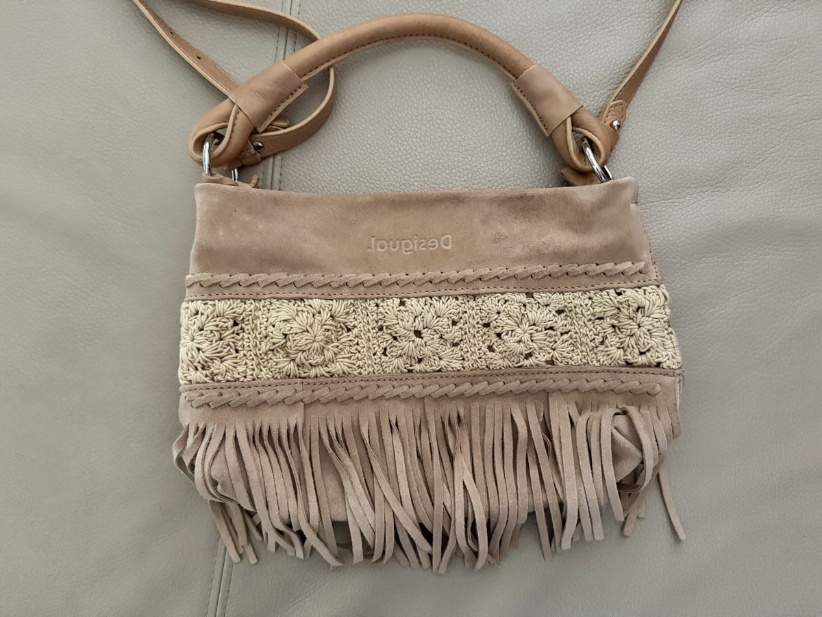 Desigual Taschen für Damen: Desigual Beuteltasche Wildleder Fransen Boho beige – Neu (gemäss Beschreibung) aus Amriswil von Apfelfreak 1