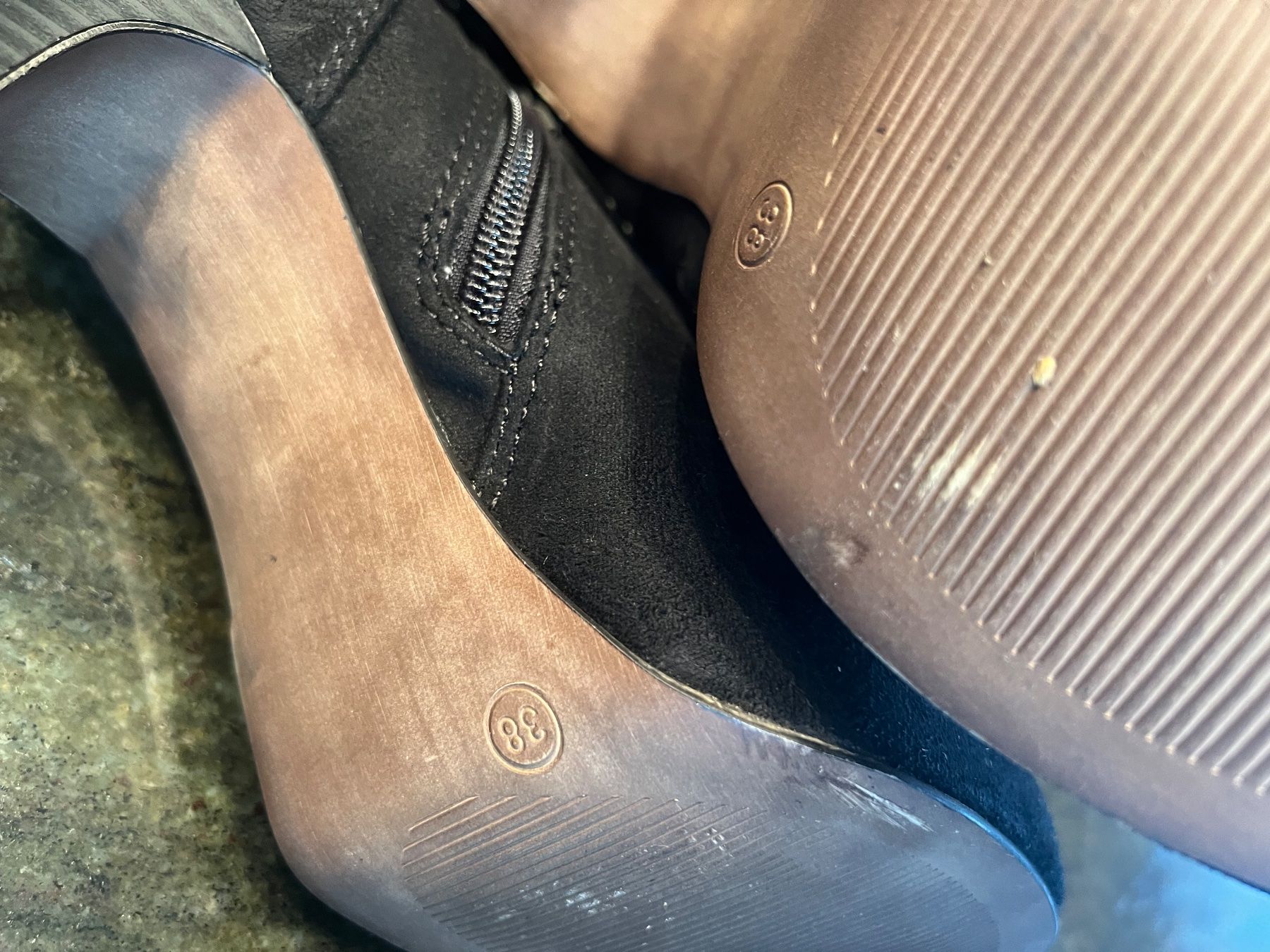 Scarpe da donna: Schwarze Stiefeletten mit Nieten Gr. 38 – Usato da Neftenbach venduto da ernach 5
