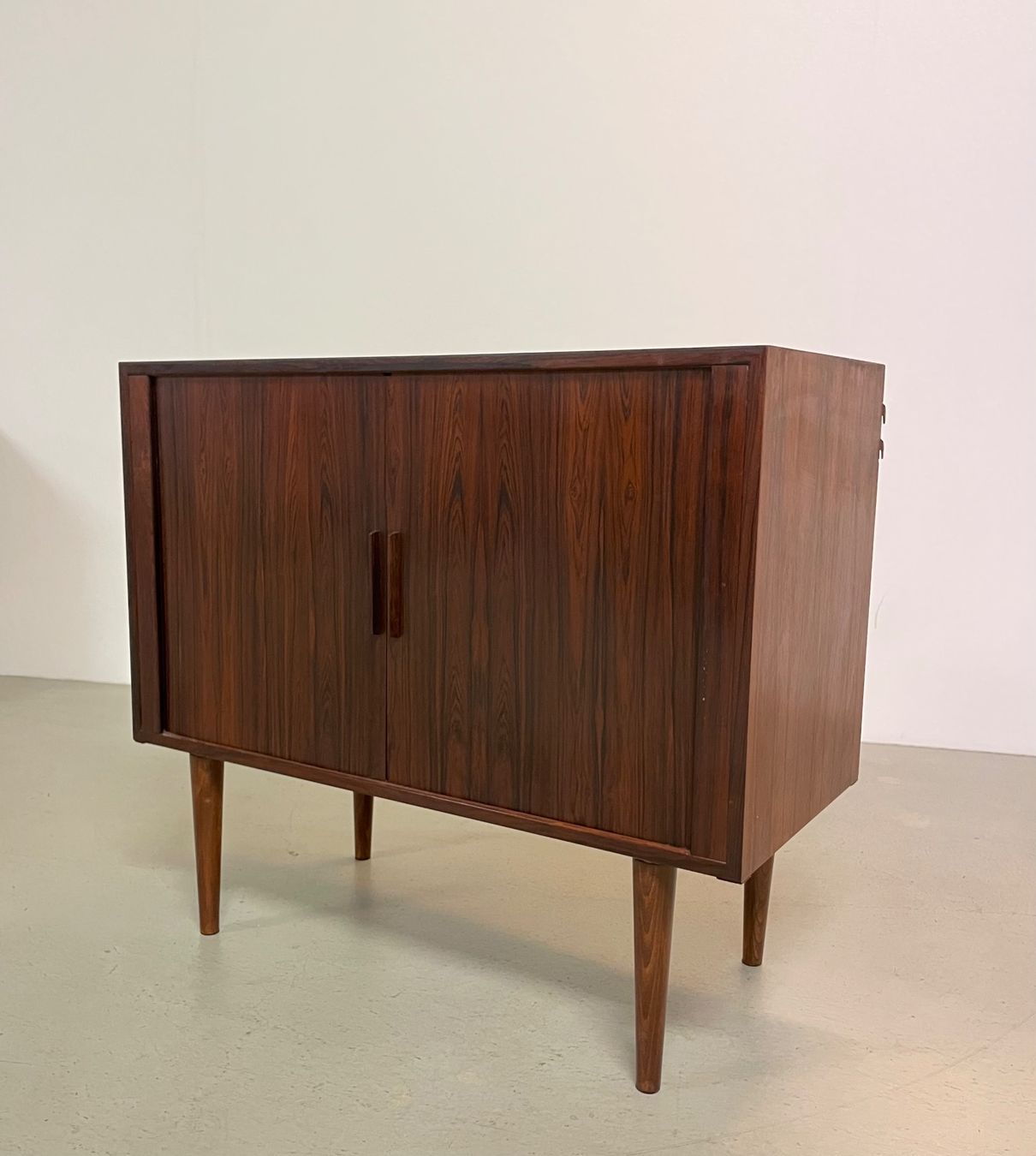 Cassettiere: Kai Kristiansen Palisander Sideboard Kommode Schallplatten – Usato da Basel venduto da MidMod20C 5