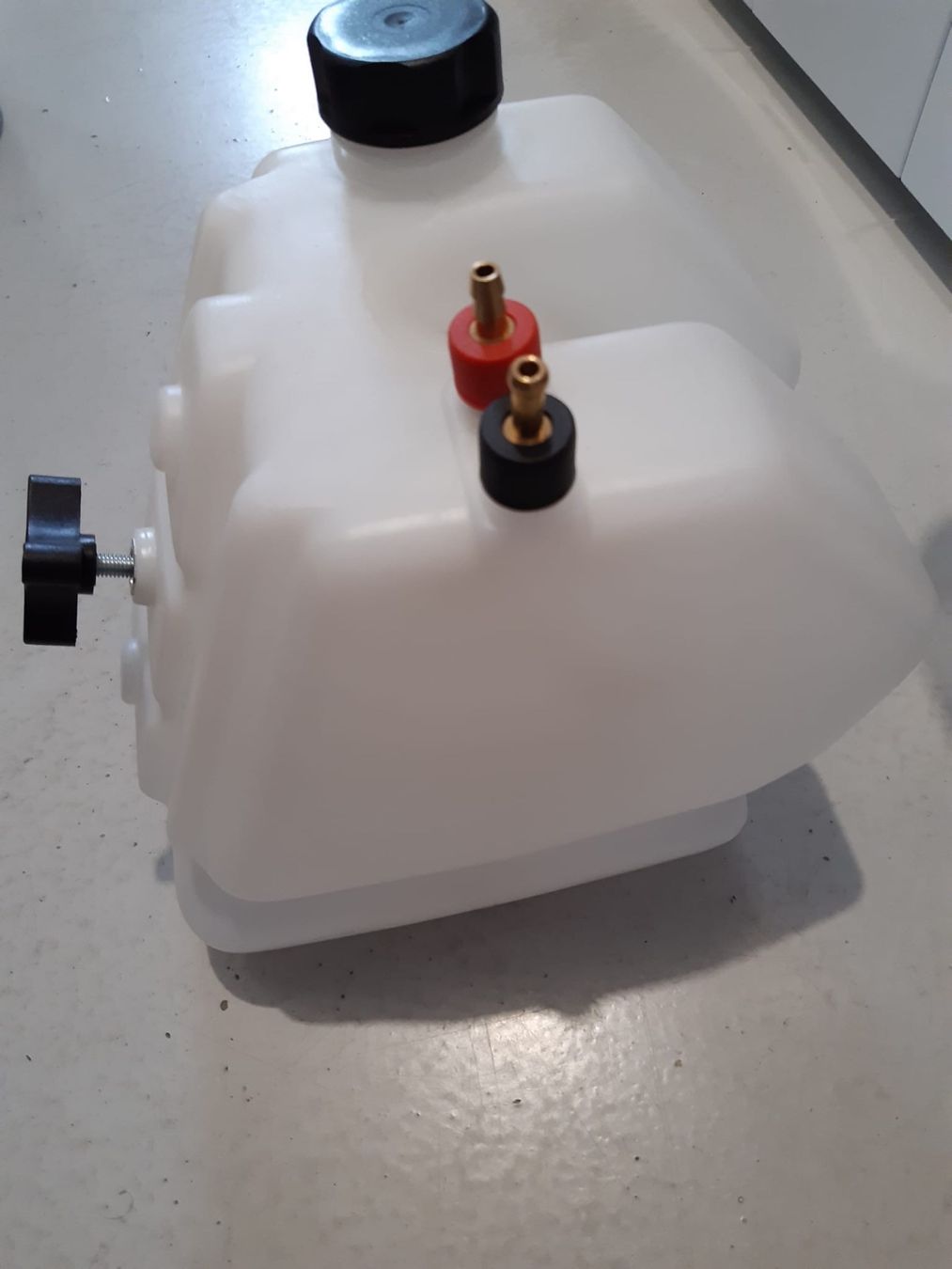 Autres accessoires p. véhicule: Benzintank KG neu – Neuf (Voir description) à Tafers par Peugeot407 1