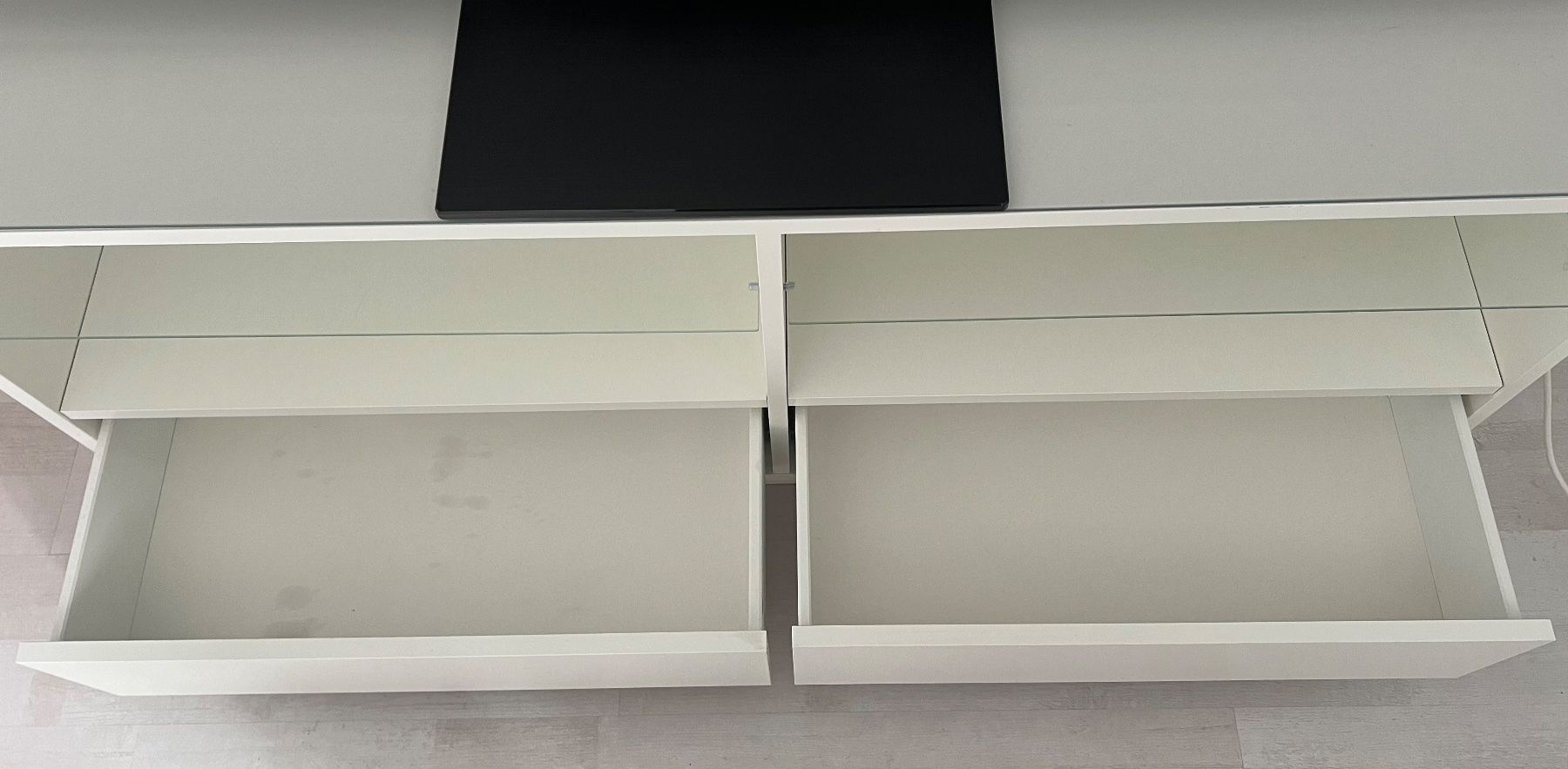 Mobili TV: Weisses Sideboard mit Glas – Usato da Trasadingen venduto da Kim_06.02. 1