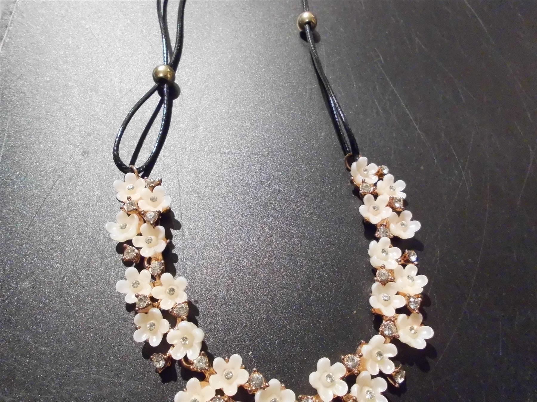 Catenine: Kette schwarz, weisse Blümchen – Nuovo e nell'imballaggio originale da Zürich venduto da abraxas1291 2