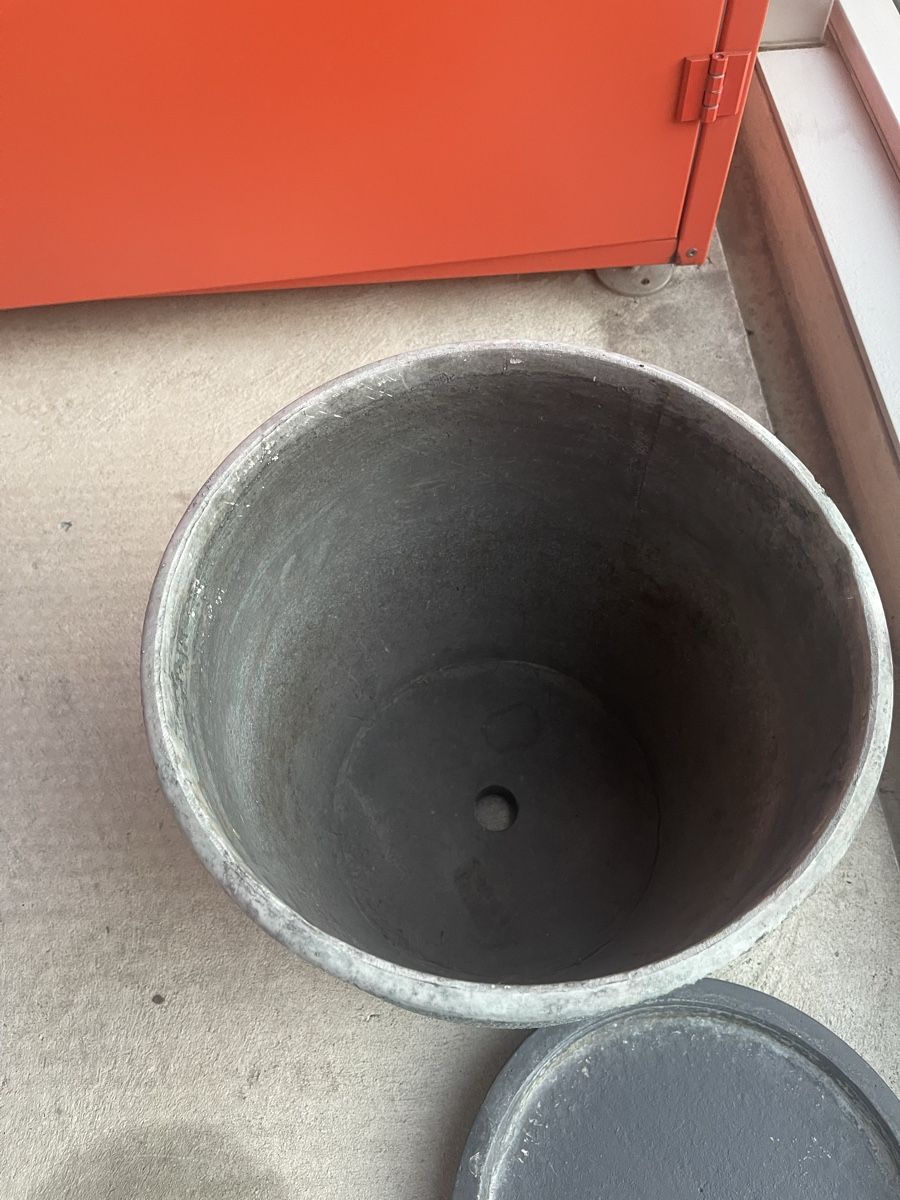 Blumentöpfe: Blumentopf grau mit Untersetzer guter Zustand – Gebraucht aus Münchenbuchsee von ana_6vx7 2