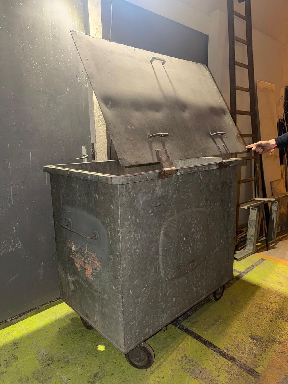 Altro per Ufficio & Commercio: Abfallcontainer / Mülltonne / Container gebraucht aus Metall – Usato da Uster venduto da 4schtroumpfs 4
