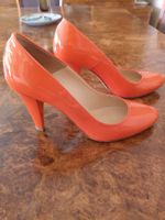 Orangefarbige echtes Lackleder Pumps