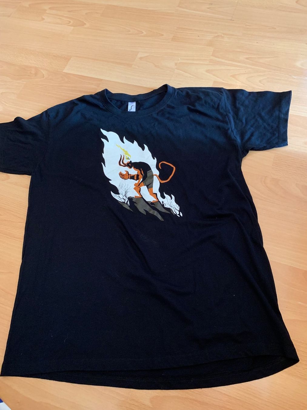 T-shirt: Joli t-shirt Hellboy t. L noir – Usato da MEYRIN venduto da Gwendo10